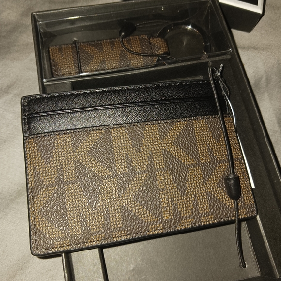NWT! MICHAEL KORS ID/CC HOLDER WITH KEY RING! - Picture 5 of 10